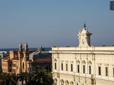 In particolare sulla nostra sinistra, avendo sullo sfondo il Teatro Margherita, notiamo l�ottocentesca sede della Camera di Commercio...